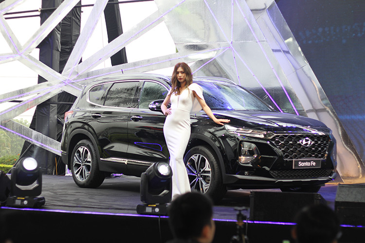 Động cơ diesel R 2,2 lít CRDi có công suất 202 mã lực tại 3.800 vòng/phút, mô-men xoắn 441 Nm tại 1.750-2.750 vòng/phút. Khối động cơ này đi kèm với hộp số tự động 8 cấp. Hệ dẫn động 4 bánh HTRAC có trên bản đặc biệt và bản Premium, trong khi bản tiêu chuẩn sử dụng dẫn động cầu trước.