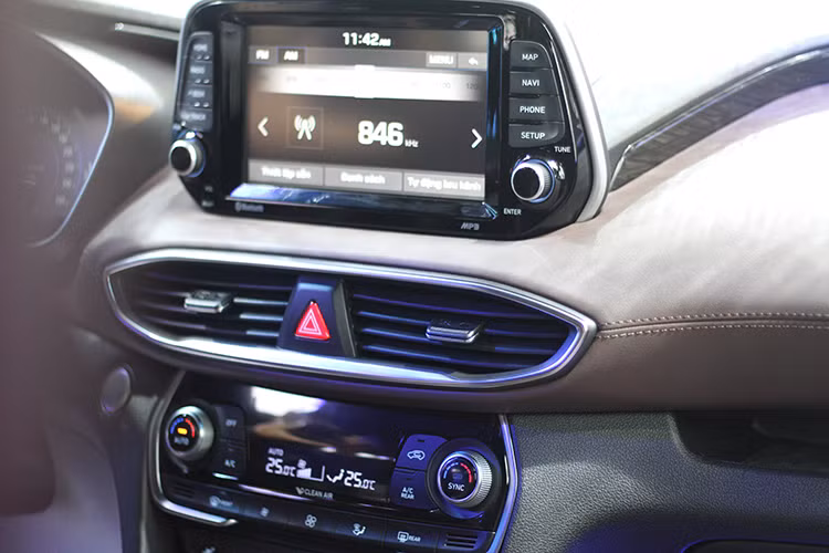 Nổi bật là màn hình trung tâm 8 inch đi kèm bộ xử lý tín hiệu Arkamys Premium Sound cho 6 loa. Ở các bản cao cấp, đồng hồ tốc độ là màn hình hiển thị điện tử 7 inch, đồng hồ này có thể tuỳ chỉnh Analog hoặc Digital tuỳ vào cảm xúc của người lái. Phía trước người lái là màn hình hiển thị kính lái HUD cung cấp các thông tin hữu ích như tốc độ, giới hạn tốc độ, nhiên liệu, cảnh báo và định vị.