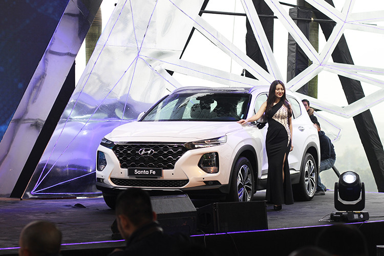 Mức giá xe Hyundai SantaFe 2019 bản 2.4 xăng tiêu chuẩn là 995 triệu đồng, bản 2.2 diesel tiêu chuẩn có giá 1,055 tỷ đồng, phiên bản xăng 2.4 đặc biệt giá 1,135 tỷ đồng và bản diesel 2.2 đặc biệt có giá 1,195 tỷ đồng. Hai phiên bản cao cấp nhất là xăng 2.4 Premium và diesel 2.2 Premium có giá lần lượt là 1,185 và 1,245 tỷ đồng.