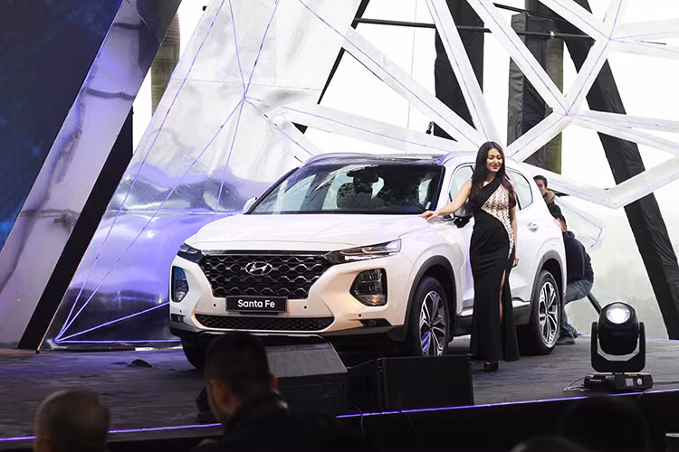 Mức giá xe Hyundai SantaFe 2019 bản 2.4 xăng tiêu chuẩn là 995 triệu đồng, bản 2.2 diesel tiêu chuẩn có giá 1,055 tỷ đồng, phiên bản xăng 2.4 đặc biệt giá 1,135 tỷ đồng và bản diesel 2.2 đặc biệt có giá 1,195 tỷ đồng. Hai phiên bản cao cấp nhất là xăng 2.4 Premium và diesel 2.2 Premium có giá lần lượt là 1,185 và 1,245 tỷ đồng.