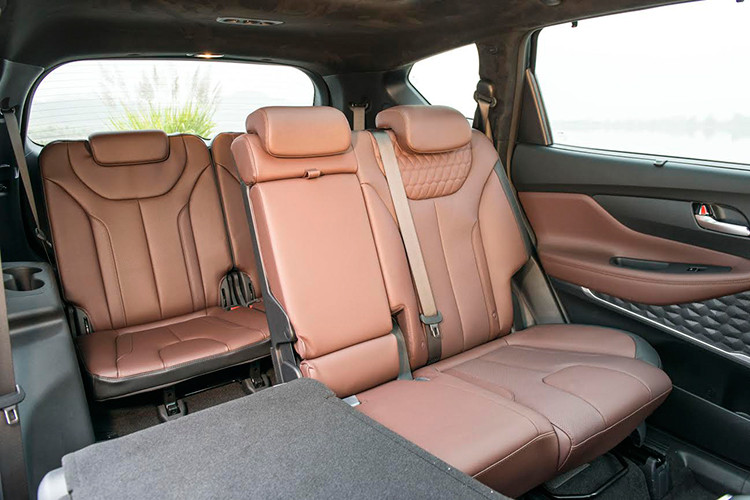 Xe sở hữu những tiện nghi cao cấp như hệ thống điều hòa 2 vùng độc lập tích hợp khử ion; cửa sổ trời toàn cảnh Panorama; sạc không dây chuẩn Qi; ghế chỉnh điện và nhớ vị trí; sấy vô lăng; sấy và thông gió hàng ghế trước; lẫy chuyển số vô lăng; đèn chiếu sáng tự động; gạt mưa tự động; kính trước chống mù, đọng nước tự động; cổng sạc hiệu suất cao trên các hàng ghế; phanh tay điện tử EPB; phanh tự động Auto Hold…