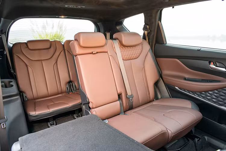 Xe sở hữu những tiện nghi cao cấp như hệ thống điều hòa 2 vùng độc lập tích hợp khử ion; cửa sổ trời toàn cảnh Panorama; sạc không dây chuẩn Qi; ghế chỉnh điện và nhớ vị trí; sấy vô lăng; sấy và thông gió hàng ghế trước; lẫy chuyển số vô lăng; đèn chiếu sáng tự động; gạt mưa tự động; kính trước chống mù, đọng nước tự động; cổng sạc hiệu suất cao trên các hàng ghế; phanh tay điện tử EPB; phanh tự động Auto Hold…