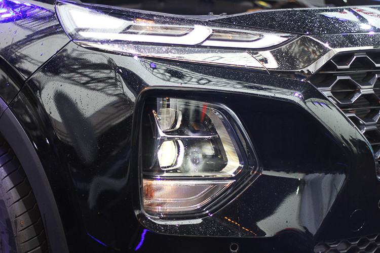 Xe sử dụng công nghệ chiếu sáng Full-LED. Điểm đáng chú ý, SantaFe thế hệ mới chính là việc sử dụng thấu kính hội tụ Projector với tổng cộng 4 thấu kính cho cả chế độ pha-cos, giúp tăng cường khả năng chiếu sáng cũng như hiệu quả thẩm mỹ.