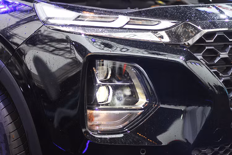 Xe sử dụng công nghệ chiếu sáng Full-LED. Điểm đáng chú ý, SantaFe thế hệ mới chính là việc sử dụng thấu kính hội tụ Projector với tổng cộng 4 thấu kính cho cả chế độ pha-cos, giúp tăng cường khả năng chiếu sáng cũng như hiệu quả thẩm mỹ.