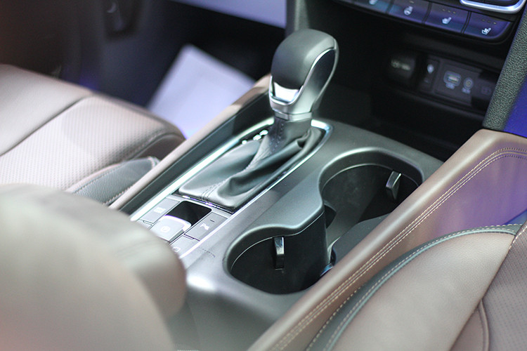 Đặc biệt, SantaFe thế hệ mới được bổ sung 2 tính năng an toàn cao cấp mới, bao gồm hệ thống khóa an toàn thông minh SEA và cảnh báo người ngồi hàng ghế sau ROA. Với hệ thống SEA, SantaFe sẽ sử dụng hệ thống radar để quét các phương tiện đi tiến sát đến vùng nguy hiểm khi mở cửa xe, trong trường hợp có xe tiến đến.