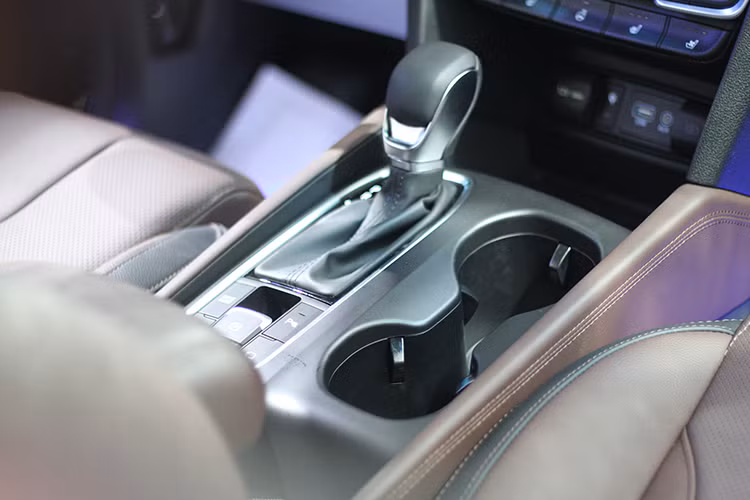 Đặc biệt, SantaFe thế hệ mới được bổ sung 2 tính năng an toàn cao cấp mới, bao gồm hệ thống khóa an toàn thông minh SEA và cảnh báo người ngồi hàng ghế sau ROA. Với hệ thống SEA, SantaFe sẽ sử dụng hệ thống radar để quét các phương tiện đi tiến sát đến vùng nguy hiểm khi mở cửa xe, trong trường hợp có xe tiến đến.