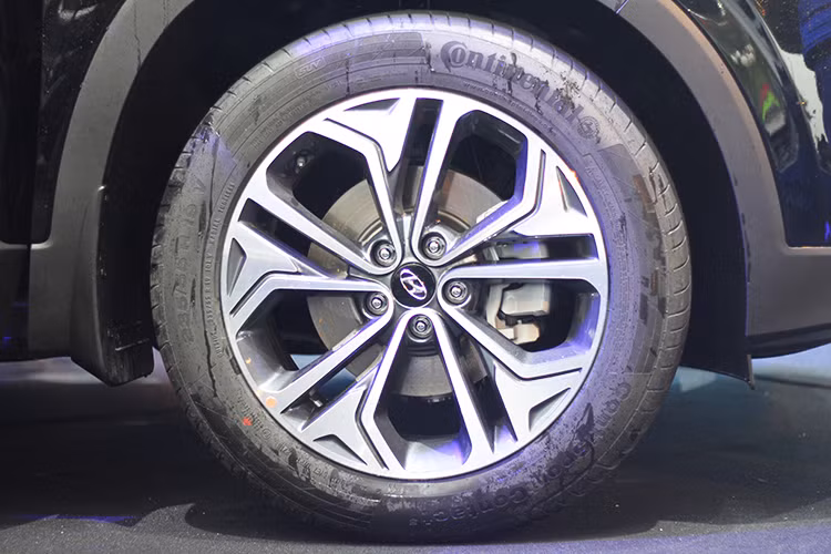 Lazang của SantaFe 2019 hoàn toàn mới có 2 lựa chọn 18 và 19 inch được tạo hình đẹp mắt đem đến hiệu ứng thị giác ấn tượng khi di chuyển.