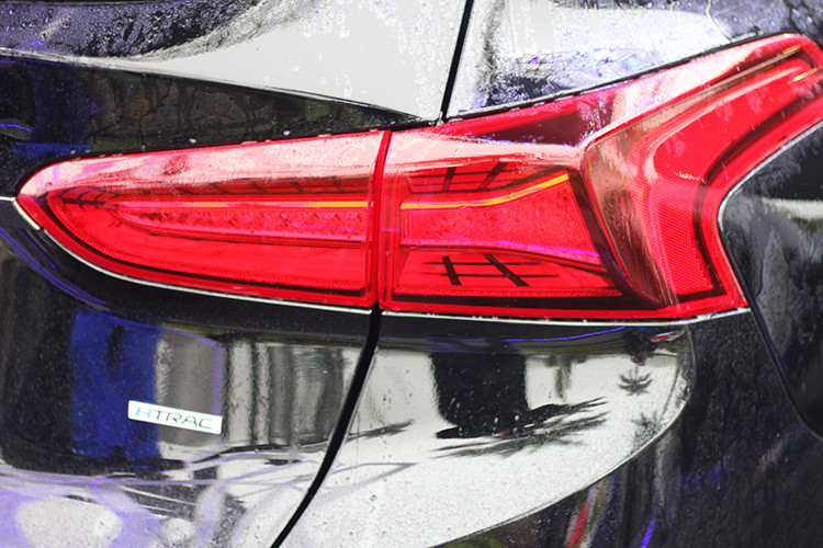 Bên cạnh đó, cản xe và đèn sương mù phía sau của Huyndai SantaFe 2019 cũng đã được hãng xe Hàn Quốc mở rộng, giúp SantaFe bề thế, vững chãi.