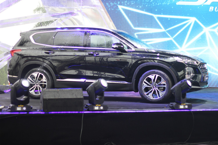 Cụ thể, kích thước của SantaFe 2019 hoàn toàn mới bao gồm; dài x rộng x cao của xe lần lượt là 4.770 x 1.890 x 1.680 mm, nhỉnh hơn về chiều rộng so với thế hệ cũ 80 và 10 mm. Trục cơ sở của xe là 2.770 mm, dài hơn thế hệ tiền nhiệm 70 mm, khoảng sáng gầm 185 mm.