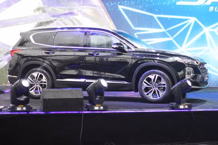 Cụ thể, kích thước của SantaFe 2019 hoàn toàn mới bao gồm; dài x rộng x cao của xe lần lượt là 4.770 x 1.890 x 1.680 mm, nhỉnh hơn về chiều rộng so với thế hệ cũ 80 và 10 mm. Trục cơ sở của xe là 2.770 mm, dài hơn thế hệ tiền nhiệm 70 mm, khoảng sáng gầm 185 mm.