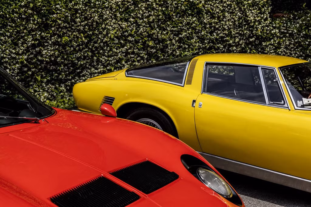 Một chiếc Lamborghini Miura 400 SV đời 1971 (trái) và chiếc Iso Grifo GL 350 đời 1967 (phải). Chiếc Grifo do Bertone thiết kế dùng động cơ V-8, vốn được sử dụng cho cả chiếc Chevrolet Corvette.