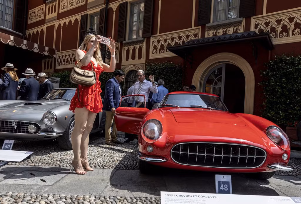 Ferrari 250 GT Berlinetta SWB đời 1960 (trái) và Chevrolet Corvette đời 1959. Đây là một trong số ba mẫu xe Italy được Scaglietti phát triển trên khung gầm và động cơ của Corvette.