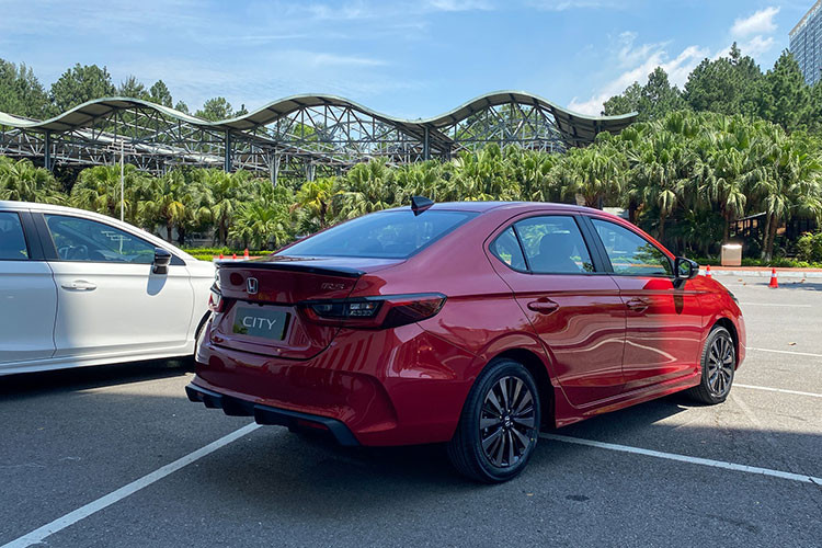 Động cơ của Honda City 2023 tại Việt Nam không có gì thay đổi, vẫn là máy xăng i-VTEC 4 xi-lanh, DOHC, dung tích 1.5L, sản sinh công suất tối đa 119 mã lực tại tua máy 6.600 vòng/phút và mô-men xoắn cực đại 145 Nm tại tua máy 4.300 vòng/phút. Động cơ đi kèm hộp số biến thiên vô cấp CVT.