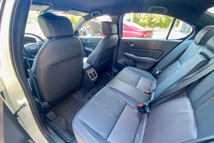 Đặc biệt, 2 bản RS và L của Honda City 2023 cuối cùng cũng đã được trang bị phanh đĩa trên bánh sau. Riêng bản G tiêu chuẩn vẫn dùng phanh tang trống sau như cũ. Bên cạnh đó là hệ thống cân bằng điện tử (VSA), hệ thống khởi hành ngang dốc (HSA) và camera lùi (RS, L). Tuy nhiên, xe không có phanh tay điện tử như Honda City 2023 ở thị trường Ấn Độ hay Malaysia. 