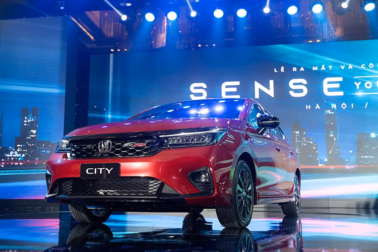 Honda Việt Nam (HVN) đã chính thức giới thiệu tới thị trường Việt mẫu xe sedan cỡ B nâng cấp giữa vòng đời - Honda City thế hệ thứ 5. Ở lần nâng cấp mới, hãng xe Nhật Bản tập trung bổ sung thêm nhiều công nghệ hiện đại cho Honda City 2023 mới, tuy nhiên thiết kế xe không có nhiều thay đổi.