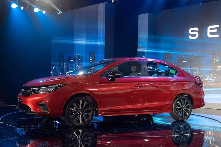 Chưa hết, Honda City RS 2023 còn tăng nhẹ về mặt kích thước với chiều dài x rộng x cao lần lượt là 4.589 x 1.748 x 1.467 mm. Phần đầu và đuôi xe được tạo hình góc cạnh hơn với phần dưới của cản trước/cản sau khuếch tán làm tăng tổng chiều dài của xe thêm 36 mm. Trong khi đó, hai bản G và L có chiều dài 4.580 mm, tăng 27 mm.