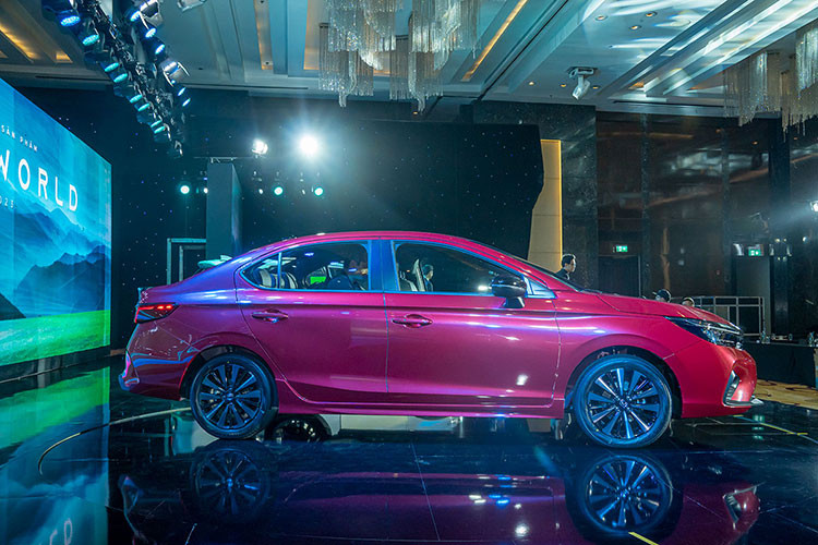 Tương tự phiên bản cũ đang bán ra thời gian qua, Honda City 2023 cũng có 3 bản trang bị là G, L và RS. Đúng như thông tin từ trước đó, Honda City 2023 tại Việt Nam sở hữu phong cách thiết kế ngoại thất tương tự xe đã trình làng tại Ấn Độ vào hồi tháng 3 năm nay.