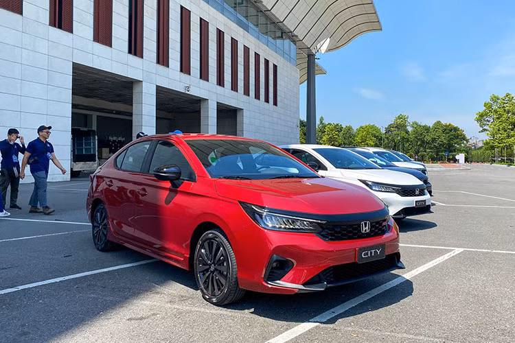 Mức giá xe Honda City 2023 tại Việt Nam cho các phiên bản gồm G, L và RS được niêm yết chính hãng từ 559 - 601 triệu đồng. Mức giá này tăng 10 - 30 triệu đồng so với mô hình tiền nhiệm. Điều này khiến khoảng cách về giá giữa Honda City và các đối thủ như Toyota Vios hay Hyundai Accent càng tăng lên.