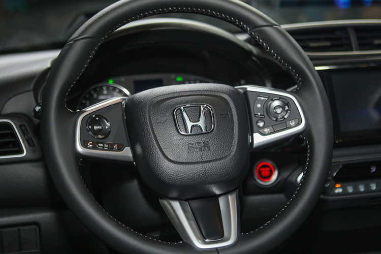 Trong khi đó, nhóm chức năng thuận tiện gồm có cập nhật tình trạng xe; chẩn đoán các vấn đề về xe; nhắc nhở lịch bảo dưỡng; thông tin hành trình xe; tìm vị trí xe; và khởi động điều hoà từ xa. Đây là mẫu xe thứ 4 của Honda có hệ thống này, sau Civic, HR-V và Civic Type R. Honda Việt Nam sẽ miễn phí sử dụng dịch vụ Honda Connect cho khách hàng trong năm đầu tiên. Từ năm thứ 2, khách hàng cầm trả mức phí từ 1,2 triệu đồng cho 1 năm để sử dụng dịch vụ.