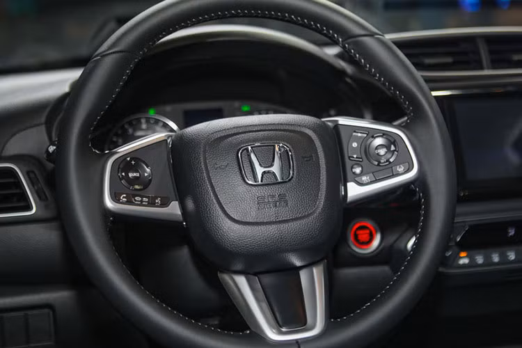 Trong khi đó, nhóm chức năng thuận tiện gồm có cập nhật tình trạng xe; chẩn đoán các vấn đề về xe; nhắc nhở lịch bảo dưỡng; thông tin hành trình xe; tìm vị trí xe; và khởi động điều hoà từ xa. Đây là mẫu xe thứ 4 của Honda có hệ thống này, sau Civic, HR-V và Civic Type R. Honda Việt Nam sẽ miễn phí sử dụng dịch vụ Honda Connect cho khách hàng trong năm đầu tiên. Từ năm thứ 2, khách hàng cầm trả mức phí từ 1,2 triệu đồng cho 1 năm để sử dụng dịch vụ.