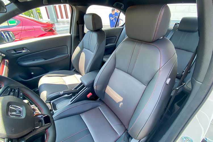 Tuy nhiên, điểm nhấn của Honda City 2023 có lẽ nằm ở hệ thống an toàn. Theo đó, mẫu sedan hạng B này được trang bị gói công nghệ an toàn chủ động Honda Sensing tiêu chuẩn trên cả 3 phiên bản, bao gồm 6 tính năng: hệ thống phanh giảm thiểu va chạm (CMBS), đèn pha thích ứng tự động (AHB), hệ thống kiểm soát hành trình thích ứng (ACC), hệ thống giảm thiểu chệch làn đường (RDM), hệ thống hỗ trợ giữ làn đường (LKAS) và hệ thống thông báo xe phía trước khởi hành (LCDN).