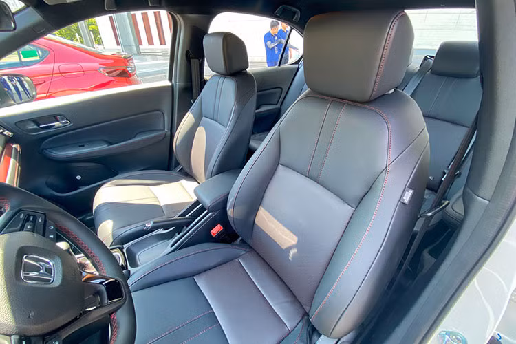 Tuy nhiên, điểm nhấn của Honda City 2023 có lẽ nằm ở hệ thống an toàn. Theo đó, mẫu sedan hạng B này được trang bị gói công nghệ an toàn chủ động Honda Sensing tiêu chuẩn trên cả 3 phiên bản, bao gồm 6 tính năng: hệ thống phanh giảm thiểu va chạm (CMBS), đèn pha thích ứng tự động (AHB), hệ thống kiểm soát hành trình thích ứng (ACC), hệ thống giảm thiểu chệch làn đường (RDM), hệ thống hỗ trợ giữ làn đường (LKAS) và hệ thống thông báo xe phía trước khởi hành (LCDN).