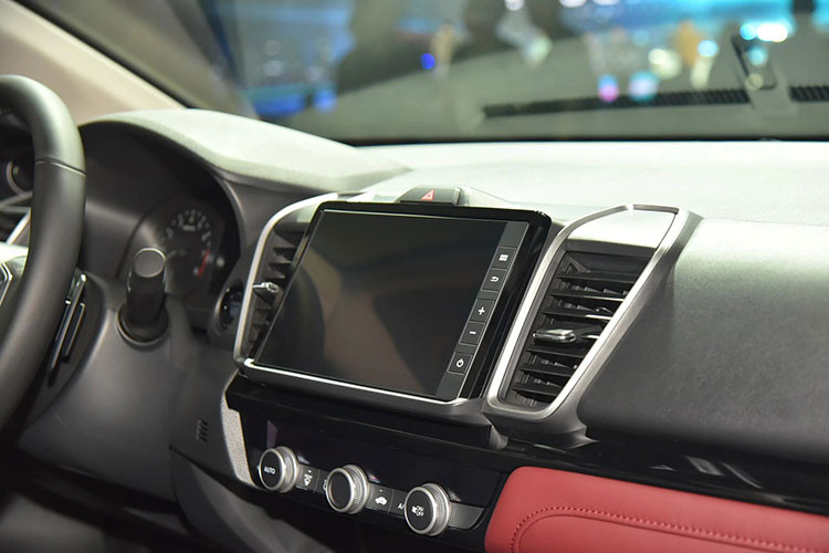 Trên phiên bản RS còn được trang bị hệ thống kết nối viễn thông Honda Connect với 3 nhóm chức năng chính, bao gồm an toàn và bảo mật; điều khiển xe bất cứ đâu; và thuận tiện. Nhóm chức năng an toàn và bảo mật bao gồm tự động phát hiện và thông báo va chạm túi khí; báo động an ninh; cảnh báo giới hạn vùng và tốc độ. Nhóm chức năng điều khiển xe bất cứ đâu bao gồm bật đèn xe từ xa; khóa/mở cửa từ xa; khởi động từ xa.