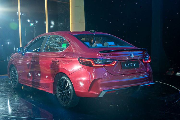 Ở bản RS cao cấp nhất, xe có thêm lưới tản nhiệt tổ ong, kết hợp với lưới mắt cáo ở hốc gió trung tâm. Bên cạnh đó là những chi tiết ngoại thất màu đen như nẹp phía trên lưới tản nhiệt, ốp gương chiếu hậu, ăng ten vây cá trên nóc và cánh gió nhỏ tích hợp vào nắp cốp sau, tạo cảm giác khỏe khoắn, thể thao hơn. Ngay cả vành la-zăng 16 inch của Honda City RS 2023 cũng được sơn màu tối.