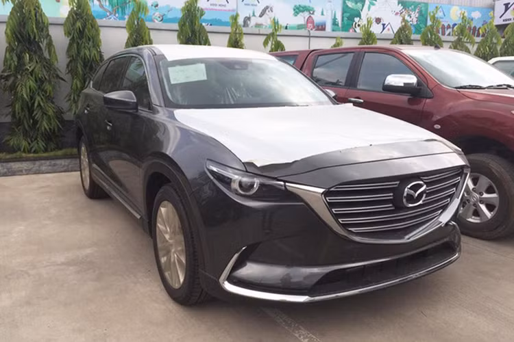 Mới đây trên mạng xã hội vừa lan truyền hình ảnh về chiếc SUV Mazda CX-9 2017 xuất hiện tại các đại lý chính hãng ở Sài Gòn. Trước đó, một số hình ảnh những chiếc Crossover 7 chỗ này xuất hiện trong các đại lý Hà Nội cũng nhận được sự quan tâm lớn của người tiêu dùng Việt Nam.