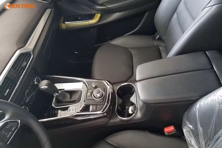 Ghế trước điều chỉnh điện hoàn toàn và có chức năng nhớ vị trí, kết nối Bluetooth, định vị toàn cầu, đèn nội thất LED, 4 cổng USB, hệ thống giải trí với dàn âm thanh 12 loa Bose. Trang bị an toàn trên xe gồm: 6 túi khí an toàn, hệ thống chóng bó phanh ABS, EBD, hỗ trợ phanh, hệ thống cân bằng điện tử, hỗ trợ người lái i-ActivSense, cảnh báo điểm mù, kiểm soát hành trình, giữ làn, kiểm soát đèn pha,...