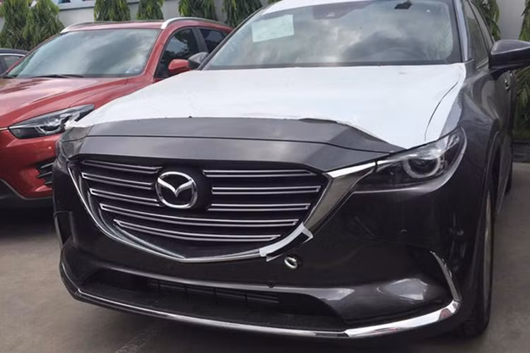 Ở thế hệ mới này, mẫu xe Mazda CX-9 2017 sở hữu thiết kế ngoại hình vẫn áp dụng theo ngôn ngữ Kodo, nổi bật với bộ lưới tản nhiệt lớn đi cùng là các thanh ngang mạ crôm sáng dạng to bản sang trọng. Hai bên là cặp đèn pha sắc sảo, sử dụng bóng pha dạng thấu kính projector. 