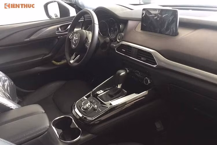Bên trong mẫu xe Mazda CX-9 thế hệ mới là không gian nội thất 3 hàng ghế dành cho 7 hành khách với các chất liệu cao cấp hơn và một số chi tiết bằng nhôm trên bảng táp-lô. Thêm vào đó là ghế trước tái thiết kế, hệ thống đèn viền LED và hệ thống thông tin giải trí Mazda Connect với màn hình 7 hoặc 8 inch.