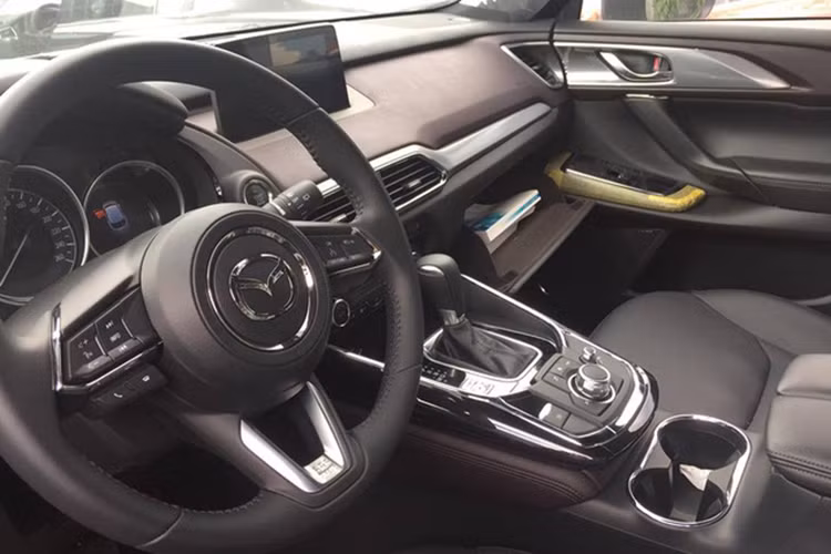 Chưa hết, không gian nội thất của Mazda CX-9 2017 còn yên tĩnh hơn phiên bản cũ nhờ kính cửa sổ dày dặn và thảm sàn cách âm nặng 24 kg. Vô-lăng của xe sở hữu thiết kế dạng 3 chấu thể thao tích hợp các phím chức năng, dạng đáy vát thể thao đầy nam tính. Hệ thống thông tin giải trí sử dụng Mazda Connect thế hệ mới với màn hình cảm ứng 8 inch.