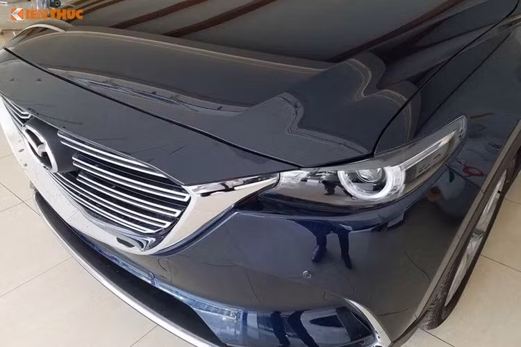 CX-9 phiên bản 2017 thuộc bản dẫn động 4 bánh toàn thời gian, chiếc xe được hãng xe Nhạt Bản - Mazda trang bị bộ vành đa chấu màu xám. So với phiên bản cũ, Mazda CX-9 2017 ngắn hơn một chút trong khi chiều dài cơ sở lại tăng thêm 55 mm. Cụ thể, xe có chiều dài tổng thể 5.064 mm, rộng 1.968 mm, cao 1.752 mm và chiều dài cơ sở 2.928 mm.