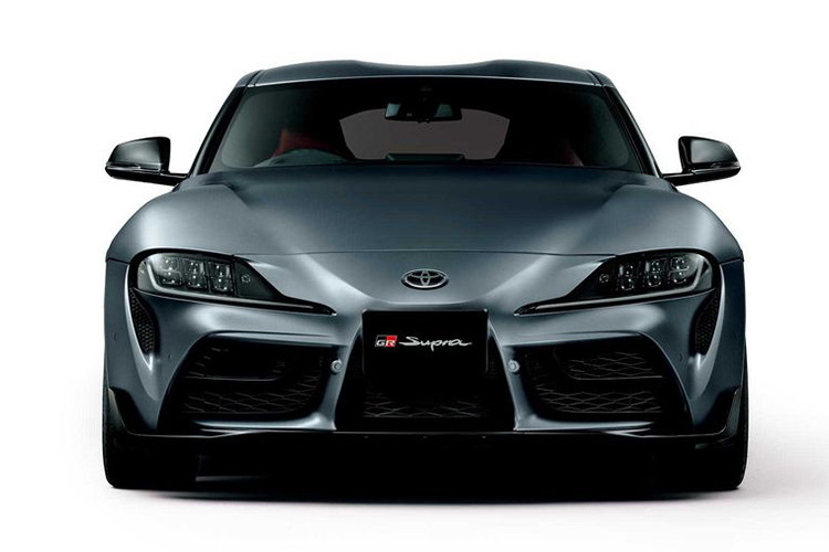 Ngoài màu sơn đặc biệt giới hạn, không có gì mới lạ về 24 chiếc Toyota Supra Matte Storm Gray. Có thể thấy màu xám mờ mạnh mẽ và quyến rũ rất phù hợp với phong cách thiết kế vô cùng thể thao của Supra, màu sơn được thể hiện tuyệt vời ở những đường cong mượt mà.