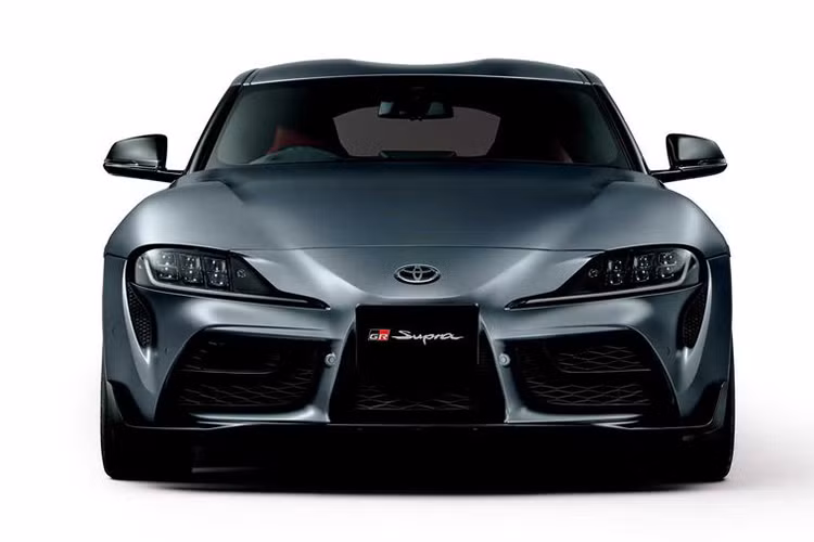Ngoài màu sơn đặc biệt giới hạn, không có gì mới lạ về 24 chiếc Toyota Supra Matte Storm Gray. Có thể thấy màu xám mờ mạnh mẽ và quyến rũ rất phù hợp với phong cách thiết kế vô cùng thể thao của Supra, màu sơn được thể hiện tuyệt vời ở những đường cong mượt mà.