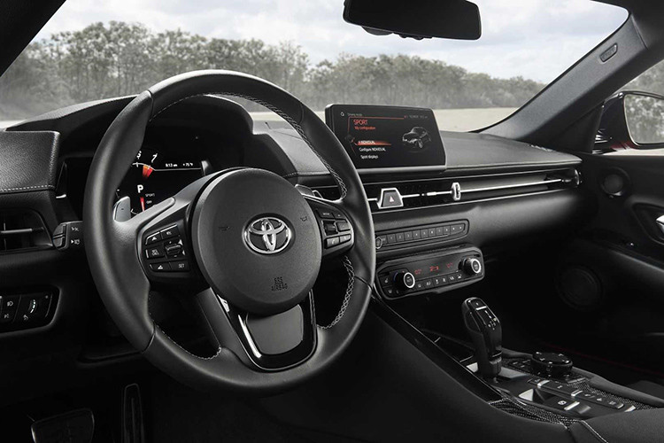 Bên trong nọi thất của Toyota Supra 2020 xuất hiện vô lăng 3 chấu và bảng đồng hồ kỹ thuật số. Ngoài ra, người lái còn tìm thấy cửa gió điều hòa mượt mà, màn hình thông tin giải trí nằm độc lập trên mặt táp-lô và nhiều điểm nhấn bằng kim loại.