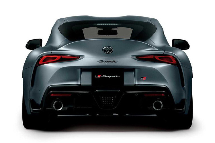 Toyota Supra 2020 được trang bị nắp capô với những đường gân, nóc lún xuống ở giữa dạng double bubble cùng cột A và vỏ gương ngoại thất màu đen, mâm 5 chấu kép. Đằng sau Toyota Supra 2020 xuất hiện cánh gió đuôi trên nắp cốp, 2 ống xả hình tròn ở hai bên cản va và đèn phanh trung tâm theo phong cách xe đua