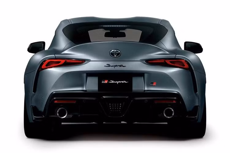 Toyota Supra 2020 được trang bị nắp capô với những đường gân, nóc lún xuống ở giữa dạng double bubble cùng cột A và vỏ gương ngoại thất màu đen, mâm 5 chấu kép. Đằng sau Toyota Supra 2020 xuất hiện cánh gió đuôi trên nắp cốp, 2 ống xả hình tròn ở hai bên cản va và đèn phanh trung tâm theo phong cách xe đua