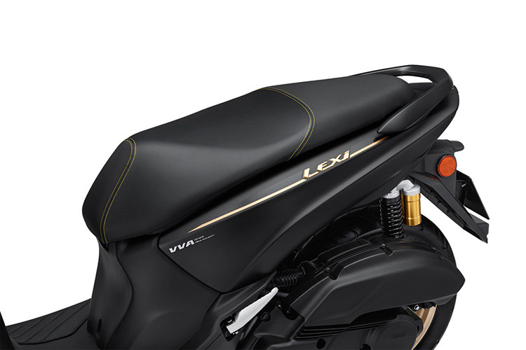 Dù phần đầu xe có vẻ "quá khổ", nhưng thiết kế của Yamaha LEXi 155 lại được vuốt gọn gàng về phía sau, tạo nên cảm giác chuyển động linh hoạt. Các đường nét tam giác trên thân xe được tô đậm, mang lại hiệu ứng thị giác của sự chuyển động liên tục.