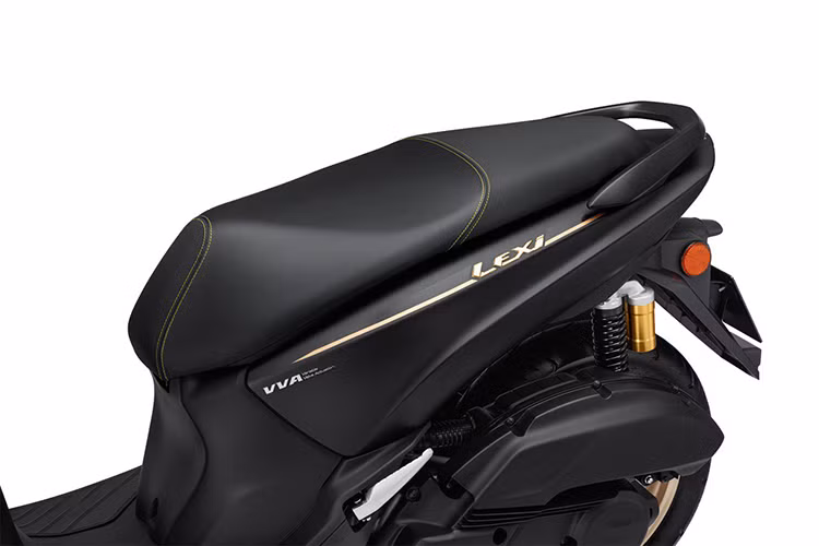 Dù phần đầu xe có vẻ "quá khổ", nhưng thiết kế của Yamaha LEXi 155 lại được vuốt gọn gàng về phía sau, tạo nên cảm giác chuyển động linh hoạt. Các đường nét tam giác trên thân xe được tô đậm, mang lại hiệu ứng thị giác của sự chuyển động liên tục.