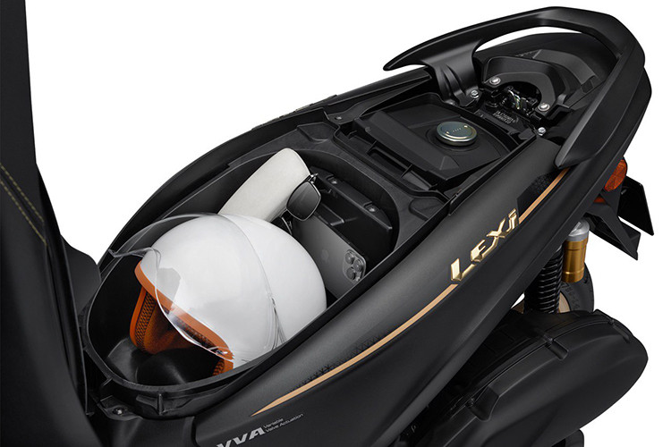 Bánh trước và sau đều sử dụng vành 14 inch cùng lốp to bản với các vân gai cơ bắp, tăng thêm phần mạnh mẽ cho xe. Hệ thống phanh ABS trên bánh trước giúp tăng độ an toàn khi phanh gấp, trong khi phuộc nhún lò xo với bình dầu thủy lực giúp xe vận hành êm ái và ổn định.