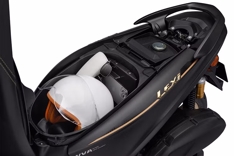 Bánh trước và sau đều sử dụng vành 14 inch cùng lốp to bản với các vân gai cơ bắp, tăng thêm phần mạnh mẽ cho xe. Hệ thống phanh ABS trên bánh trước giúp tăng độ an toàn khi phanh gấp, trong khi phuộc nhún lò xo với bình dầu thủy lực giúp xe vận hành êm ái và ổn định.