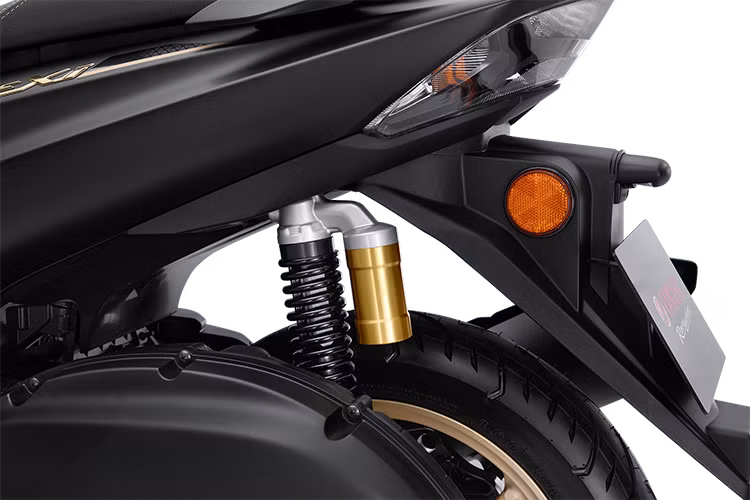 Sở hữu vẻ ngoài hầm hố nhưng Yamaha LEXi LX 155 2024 vẫn linh hoạt và dễ dàng di chuyển trong đô thị. Phần hông và ghế ngồi được thiết kế để tạo tư thế thoải mái cho người lái.