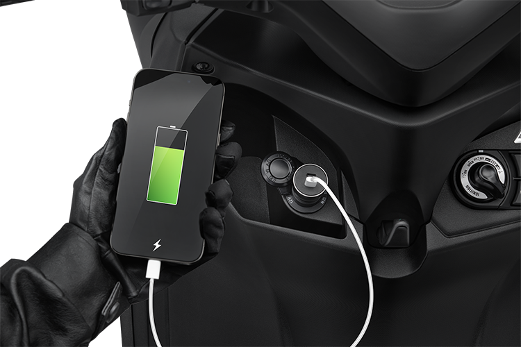 Hệ thống khóa thông minh smartkey mang lại sự tiện lợi và bảo mật cao. Hộc để đồ phía trước có cổng sạc tiện lợi, cùng cốp xe rộng rãi có thể chứa 1 mũ bảo hiểm 3/4 và các vật dụng cá nhân khác...