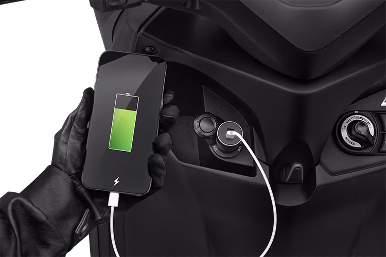 Hệ thống khóa thông minh smartkey mang lại sự tiện lợi và bảo mật cao. Hộc để đồ phía trước có cổng sạc tiện lợi, cùng cốp xe rộng rãi có thể chứa 1 mũ bảo hiểm 3/4 và các vật dụng cá nhân khác...