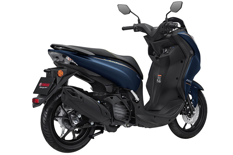 Hướng đến đối tượng khách hàng nam giới, mẫu xe ga Yamaha LEXi 155 2024 sở hữu ngoại hình mạnh mẽ và bề thế. So với đối thủ Honda Vario 160, LEXi 155 có kích thước nhỉnh hơn với các số đo dài x rộng x cao lần lượt là 1.968 x 719 x 1.138 (mm), cùng độ cao yên 768 mm.
