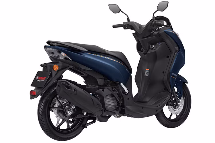 Hướng đến đối tượng khách hàng nam giới, mẫu xe ga Yamaha LEXi 155 2024 sở hữu ngoại hình mạnh mẽ và bề thế. So với đối thủ Honda Vario 160, LEXi 155 có kích thước nhỉnh hơn với các số đo dài x rộng x cao lần lượt là 1.968 x 719 x 1.138 (mm), cùng độ cao yên 768 mm.