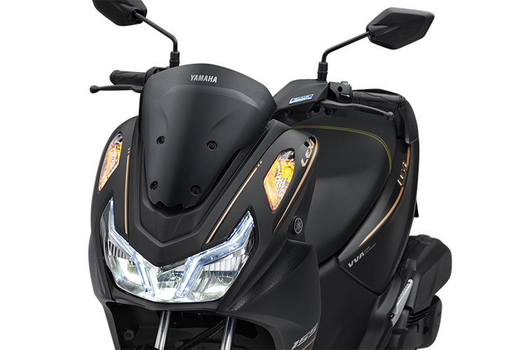 Thiết kế phần đầu xe ga Yamaha LEXi 155 2024 nổi bật với mặt nạ sắc sảo, cụm đèn pha LED hiện đại, đèn định vị xanh dương thể thao, cùng kính chắn gió ngắn giúp người dùng dễ dàng di chuyển trong mọi điều kiện thời tiết.