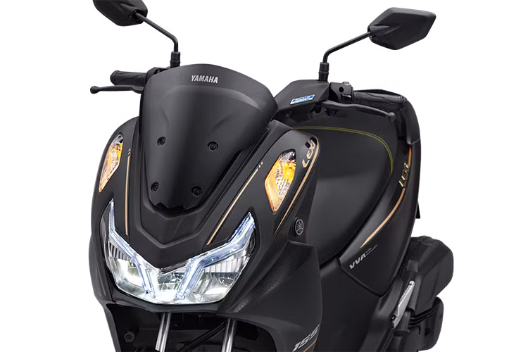 Thiết kế phần đầu xe ga Yamaha LEXi 155 2024 nổi bật với mặt nạ sắc sảo, cụm đèn pha LED hiện đại, đèn định vị xanh dương thể thao, cùng kính chắn gió ngắn giúp người dùng dễ dàng di chuyển trong mọi điều kiện thời tiết.